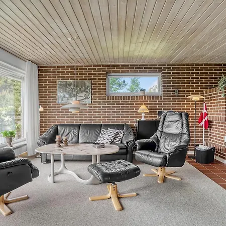 Stunning Home In Blavand With Sauna 펜션 *